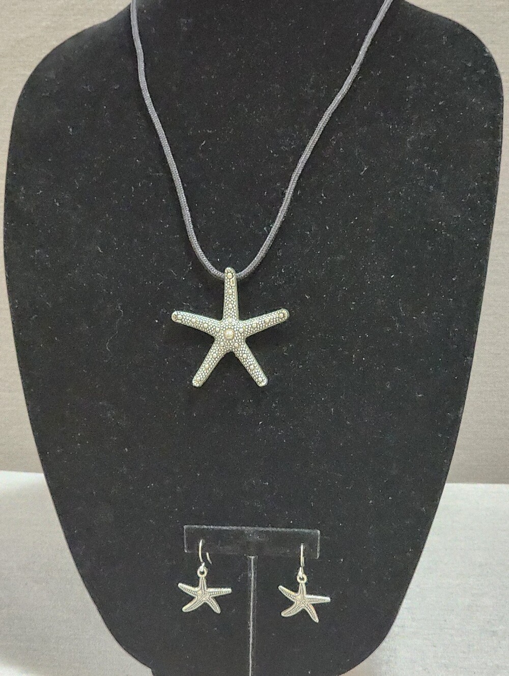 STARFISH SILVERTONE PENDANT NECKLACE WITH MATCHING EARRINGS NWOT
